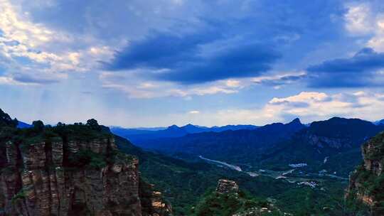 阴云密布的大山景象