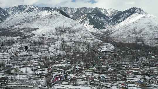 雪山景观中的梯田小镇