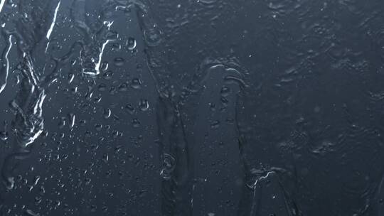 雨水打在车窗玻璃上