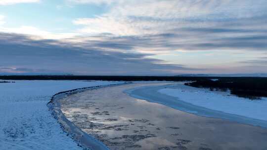 航拍流淌冰凌的冰封河流