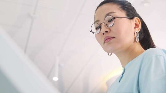 戴眼镜的女人的特写镜头