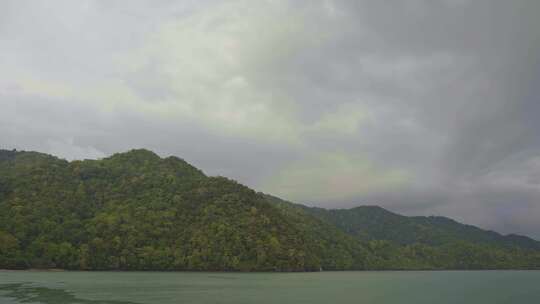 兰卡威海洋海岛下雨