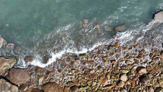 海岸礁石航拍海水冲刷礁石潮水海浪拍打岩石