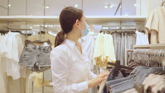戴口罩的青年女人在商场购物视频素材模板下载