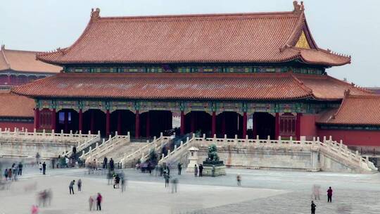 游客参观的中国古建筑
