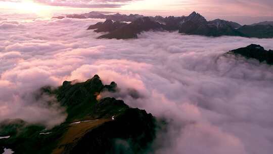 山顶云海日出山脉高山山峰山脊云雾云顶