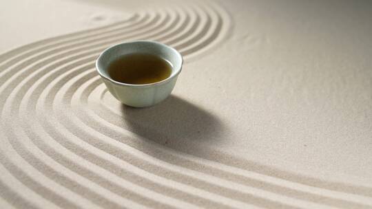 沙丘上的线条痕迹和茶杯