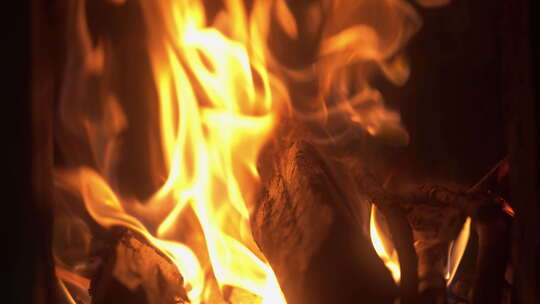 燃烧的木柴木炭火焰篝火升格视频素材模板下载