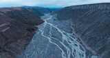 峡谷中的河流高清在线视频素材下载