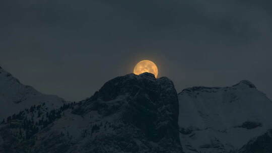 雪山上升起的满月