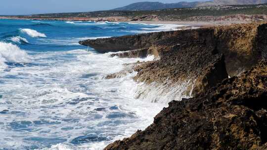 阳光明媚的白天海景毁灭性和壮观的海上风暴海浪撞击在岩石上