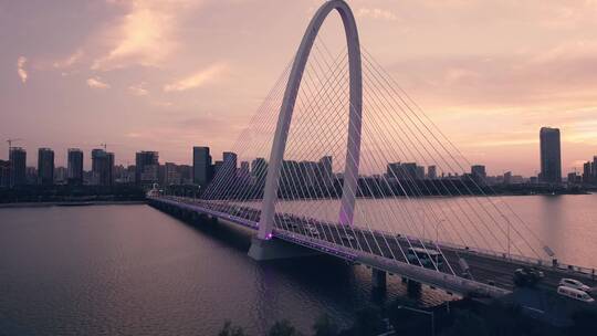 航拍西安浐灞欧亚大桥夕阳夜景视频素材模板下载