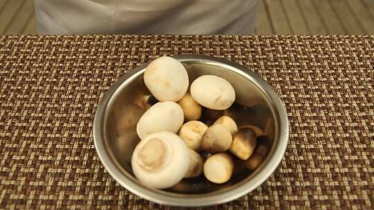 清洗口蘑菌菇各种蘑菇