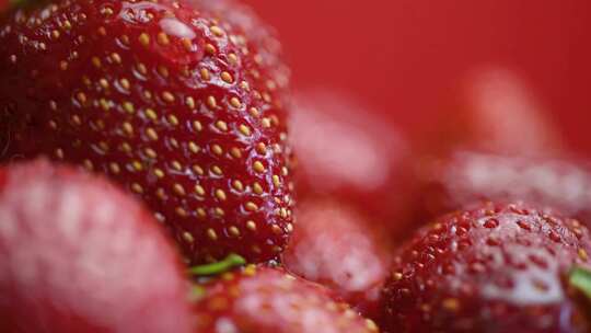 草莓上水滴的慢镜头特写
