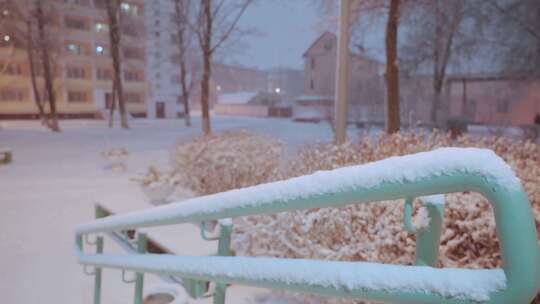 社区小区寒冬夜晚大雪纷飞