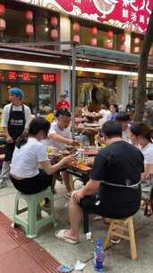 餐馆外食客们正在聚餐用餐的场景