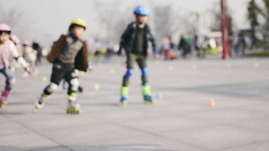 轮滑少年广场轮滑培训儿童学习轮滑