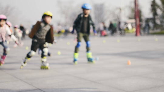 轮滑少年广场轮滑培训儿童学习轮滑视频素材模板下载