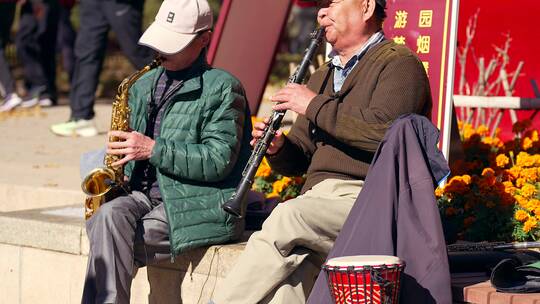 中老年退休生活深秋在公园演奏乐器的老人