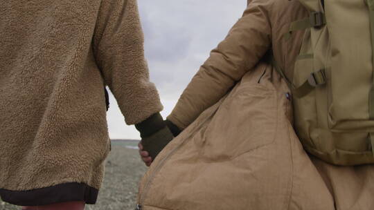 女性朋友手牵手在海滩上散步视频素材模板下载