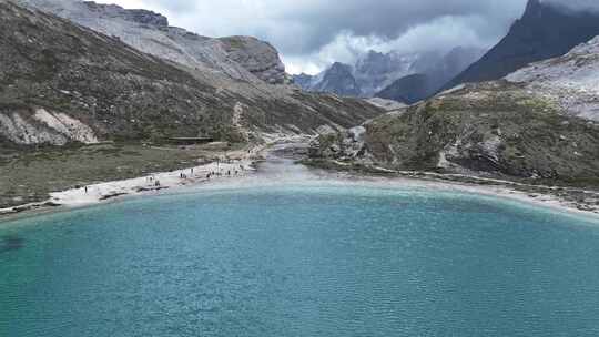 中国四川甘孜稻城亚丁高原湖泊牛奶海风景