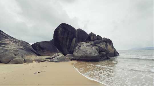 大海边的岩石海浪