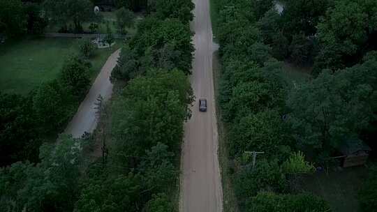 在乡村空中小风车附近的路上行驶的汽车