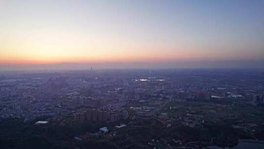 成都龙泉山脉俯瞰成都平原四姑娘山幺妹峰