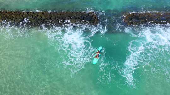 一个女人在海上冲浪