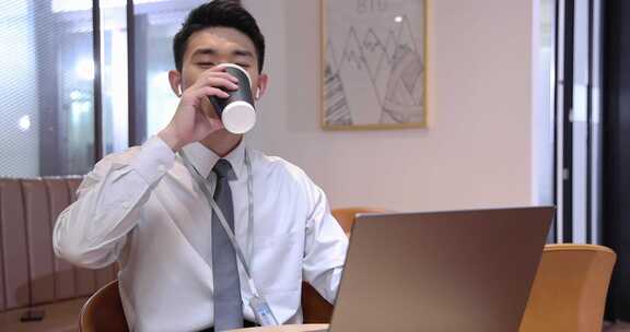 白领在工作中喝咖啡接起手机视频电话
