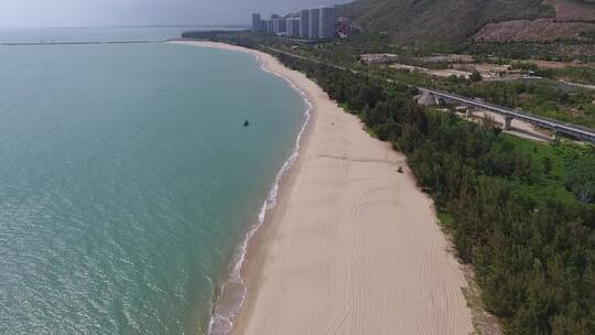 航拍海岸边风光