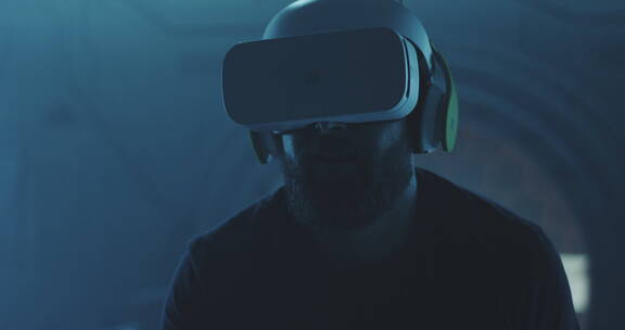 玩VR动作游戏的玩家