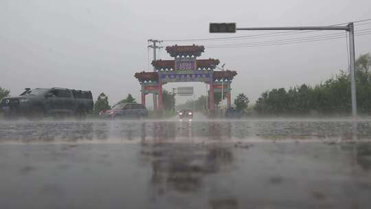 雨中开车