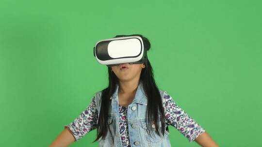 绿幕背景前戴着VR眼镜的女孩