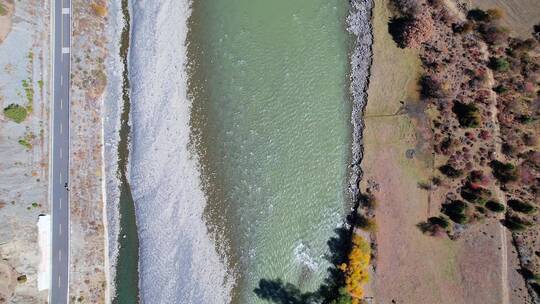 航拍俯瞰秋天金黄色的大地和河流