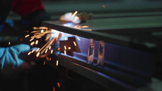 工厂里焊接工人焊接钢材慢镜头视频素材模板下载