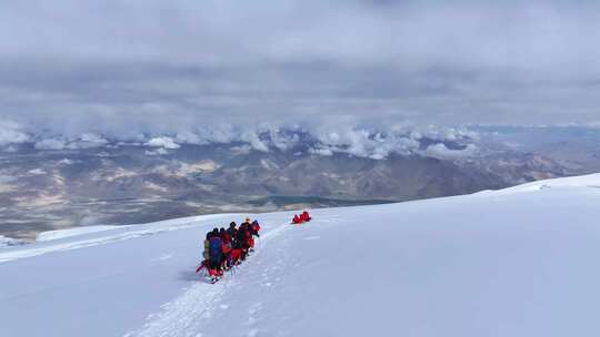 攀登冰川之父慕士塔格峰雪山的登山队