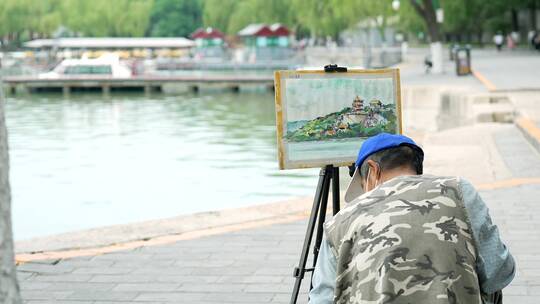 在颐和园公园写生绘画的老人
