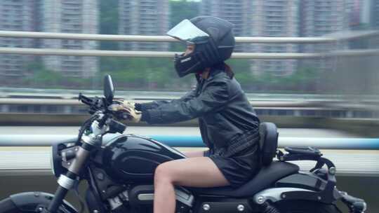 城市骑行摩托车女骑
