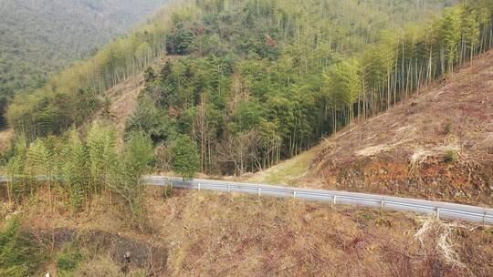 航拍汽车行驶在山路间