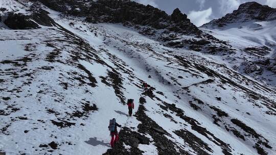 航拍攀登岷山山脉主峰雪宝顶雪山的登山队