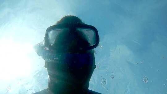 潜水员在海边浮潜视频素材模板下载