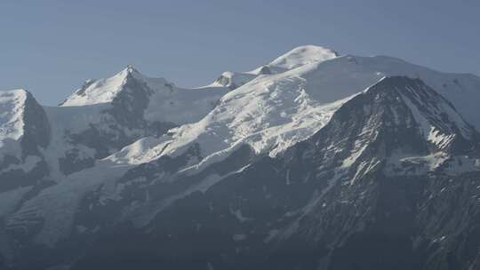 晴天雪山