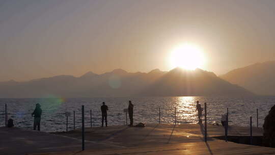 日落时分人们在码头上钓鱼