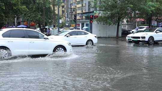 西安突发暴雨路面积水严重视频素材模板下载