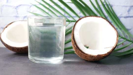 桌上新鲜椰子和一杯椰子水
