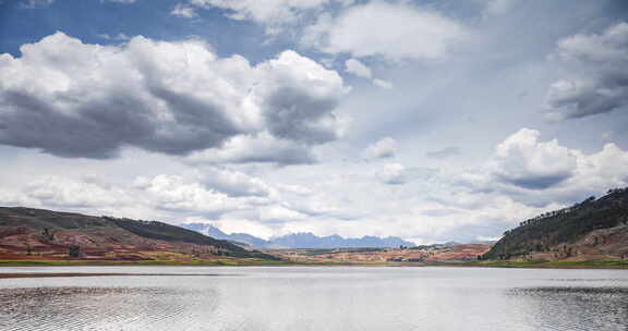 安第斯山脉库斯科附近湖泊中秘鲁景观的延时摄影。云的延时摄影