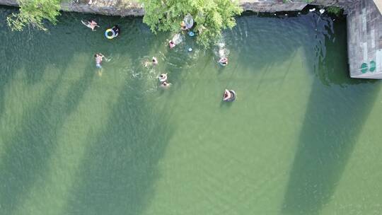 河中欢乐游泳的人们