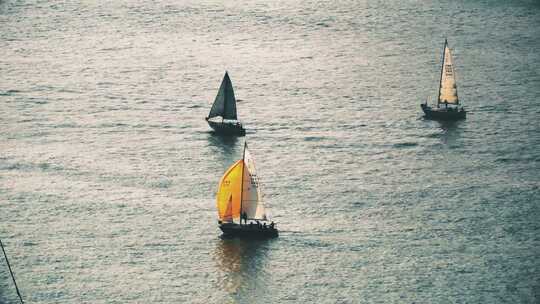 帆船在平静的海面上