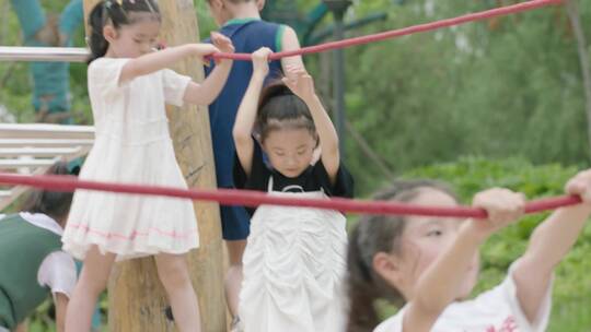 一群小孩子在游乐场开心的玩耍视频素材模板下载